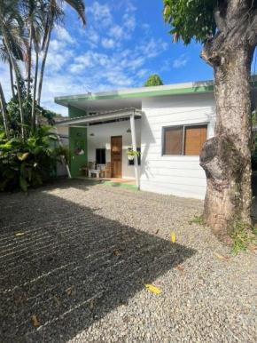Casita Miss Sam en el Centro de Puerto Viejo